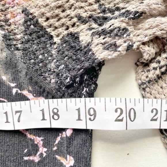 Peter Nygard Y2K Inspired Top with Crochet Sleeves and Shiny Embellishments - Picture 7 of 9